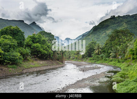 Fiume Paea con spettacolari montagne sullo sfondo, Tahiti, Isole della Società, Polinesia francese, Pacific Foto Stock