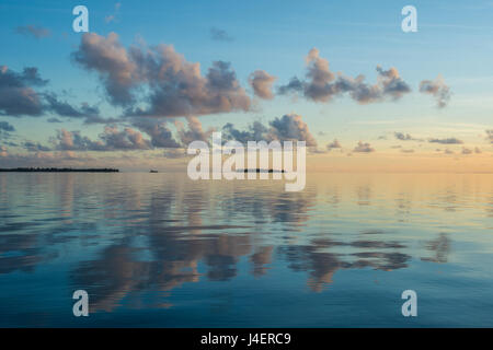 Tramonto su acque calme di Tikehau, Tuamotus, Polinesia francese, Pacific Foto Stock