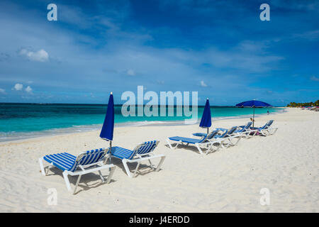 Lettini per prendere il sole sul world class Shoal Bay East Beach, Anguilla britannico territorio oltreoceano, West Indies, dei Caraibi e America centrale Foto Stock