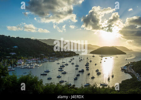 Barca a vela porto sul West End di Tortola, Isole Vergini Britanniche, West Indies, dei Caraibi e America centrale Foto Stock