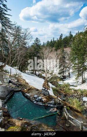 Onsen all'aperto nel Parco Nazionale Daisetsuzan, Sito Patrimonio Mondiale dell'UNESCO, Hokkaido, Giappone, Asia Foto Stock