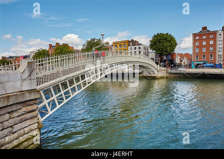 Ha'penny Bridge attraverso il fiume Liffey, Dublino Repubblica di Irlanda, Europa Foto Stock