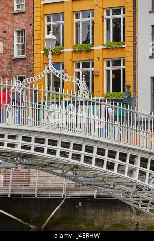 Ha'penny Bridge attraverso il fiume Liffey, Dublino Repubblica di Irlanda, Europa Foto Stock