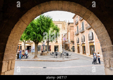 La piazza della città vista attraverso le arcate del XVI secolo Casal dels Desclergue, Placa Major, Montblanc, Tarragona Catalogna Foto Stock