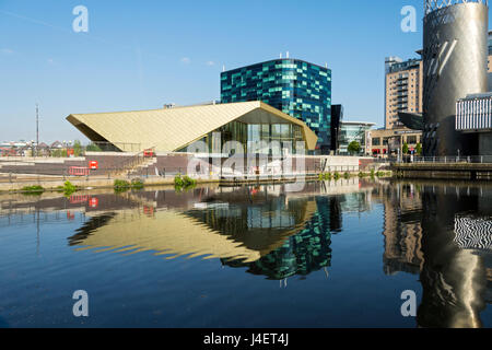 L'Alchimista Ristorante e bar (Reid architetti) in via di completamento, Salford Quays, Manchester, Regno Unito. Dietro è il Digital World Center building. Foto Stock