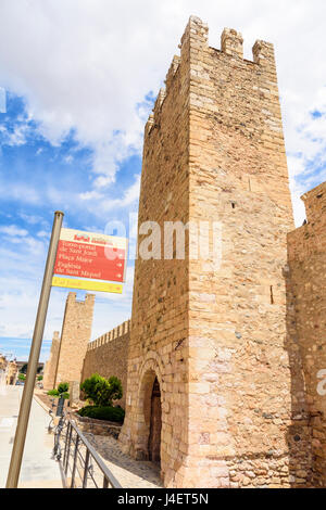 Sant Jordi torre-porta, famosa per la leggenda di dove St George ha ucciso il drago, Montblanc, Tarragona Catalogna Foto Stock