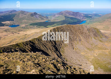 Llechog con il Nantle colline in lontananza, visto dal Rhydd Ddu percorso su Snowdon, Snowdonia, il Galles del Nord Foto Stock