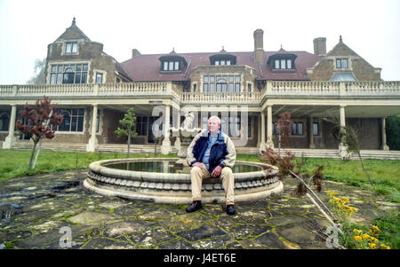 Paul Keating, un builder dovuti migliaia dopo il ripristino di Rockwood House, vicino a Haslemere, Surrey, che presumibilmente una volta apparteneva a Benazir Bhutto, riempito con saccheggiato artefatti nascosti. Foto Stock