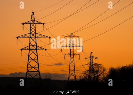 Fila di piloni di elettricità in Avonmouth, Bristol, Regno Unito Foto Stock