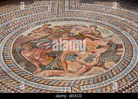 Imponente e ben conservato il mosaico in 'casa di Teseo', presso il Parco Archeologico di Kato Paphos (Patrimonio Mondiale dell'UNESCO), Cipro. Foto Stock