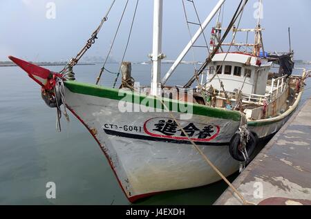 KAOHSIUNG, Taiwan - 3 Maggio 2014: un locale in barca da pesca di ritorno da una notte in mare banchine al Sinda porto di pesca. Foto Stock