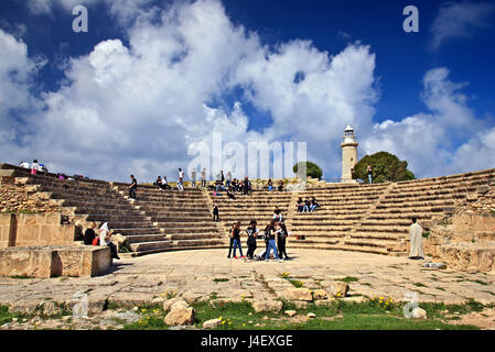 Gli studenti, 'rehearsing' presso il Romano Odeon nel Parco Archeologico di Paphos (Patrimonio Mondiale dell'UNESCO) Cipro. Foto Stock