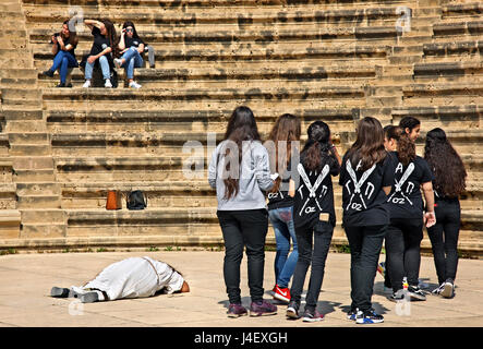 Gli studenti, 'rehearsing' presso il Romano Odeon nel Parco Archeologico di Paphos (Patrimonio Mondiale dell'UNESCO) Cipro. Foto Stock