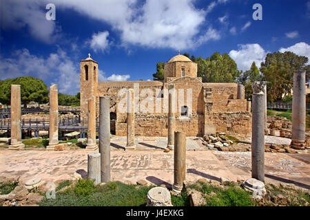 La chiesa di Agia Kyriaki ) circondata dai resti della basilica paleocristiana di Panagia Chrysopolitissa (quarta centure AD) Paphos, Cipro. Foto Stock