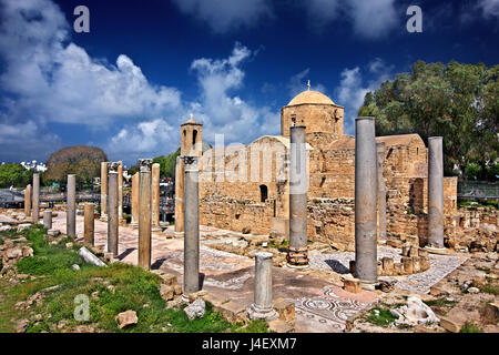 La chiesa di Agia Kyriaki ) circondata dai resti della basilica paleocristiana di Panagia Chrysopolitissa (quarta centure AD) Paphos, Cipro. Foto Stock