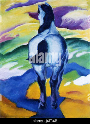 'Blaues Pferd II' (Cavallo Azzurro II) è un dipinto di Franz Marc, completato nel 1911. Si tratta di un'opera significativa del movimento espressionista, che riflette l'uso di colori vivaci e simbolismo animale da parte di Marc. Foto Stock