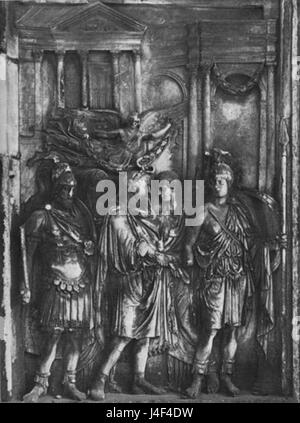 L'Arco di Costantino a Roma è un arco trionfale che commemora la vittoria dell'imperatore Costantino. I rilievi sull'arco raffigurano scene del regno dell'imperatore Aureliano, illustrando la storia imperiale romana. Foto Stock