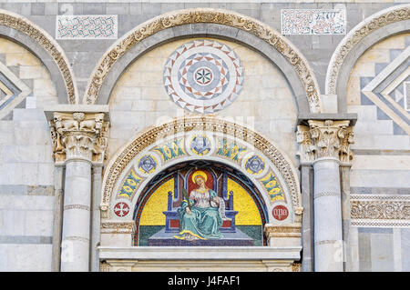 Mosaico di Giuseppe Modena da Lucca di Santa Reparata, lunetta sopra la porta di sinistra della Cattedrale (Duomo) Foto Stock