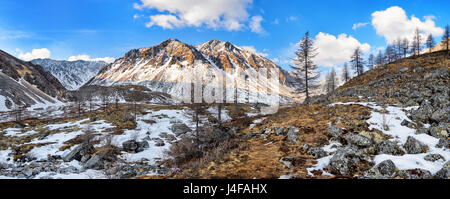 Nameless picco di montagna e lo streaming di valle. Siberiano tundra alpina a fine aprile. Grande Sayan. Munch-Sardyk. La Russia Foto Stock