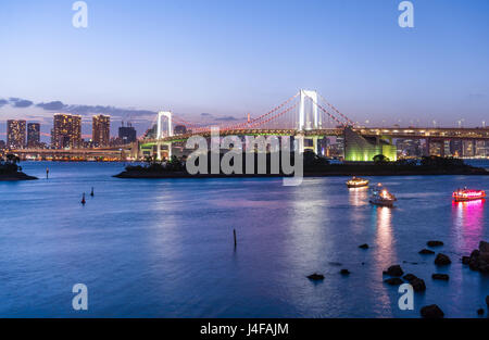 2 dicembre 2017, la vista del Ponte di Arcobaleno nella baia di Tokyo. Foto Stock