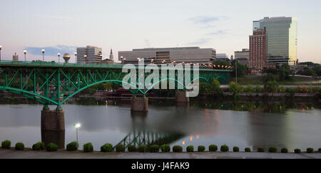 Il fiume è serena che mostra la città riflessione a sunrise a Knoxville Foto Stock