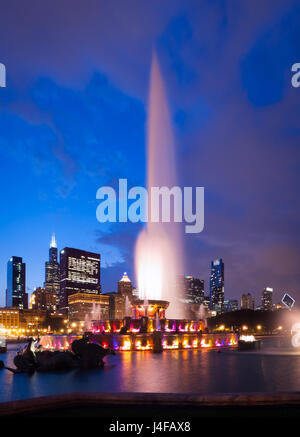 La spettacolare Buckingham Fountain di notte, in estate, nel Grant Park di Chicago, Illinois. Foto Stock