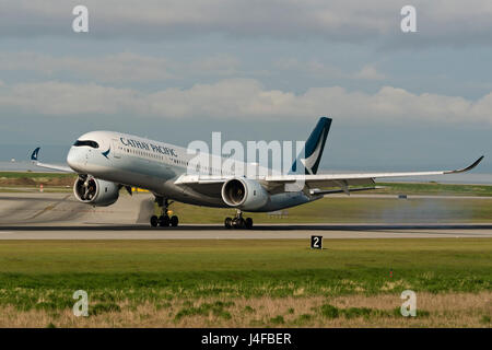 Cathay Pacific Airways piano aereo Airbus A350 (A350-900) lo sbarco dall'Aeroporto Internazionale di Vancouver Foto Stock