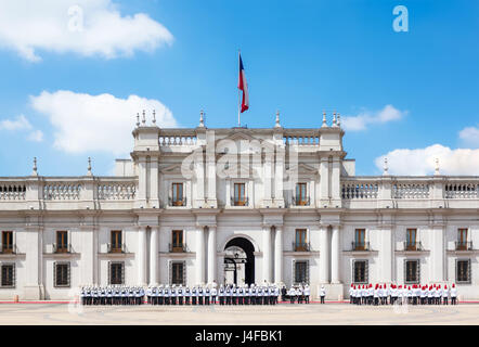 Un corteo pubblico di fronte La Moneda Palace (Palacio de la Moneda) a Santiago del Cile. Foto Stock