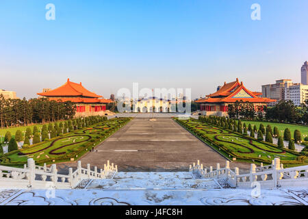 Vista di Taiwan National Concert Hall di edifici e Chiang Kai Shek memorial hall square Foto Stock