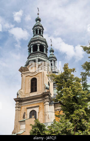 La torre campanaria della chiesa dei Francescani. Poznan. Polonia Foto Stock