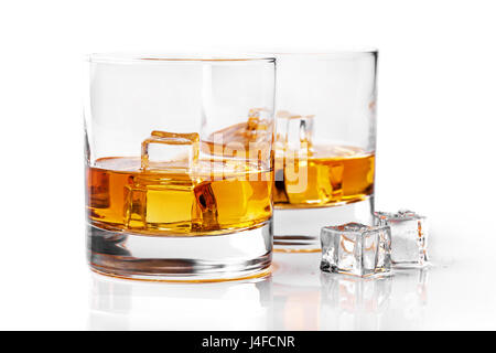 Bicchieri di whiskey con cubetti di ghiaccio isolato su sfondo bianco Foto Stock