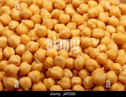 Cucinato imbevuto di ceci fagioli legume (Cicer arietinum) close up del modello di sfondo, ad alto angolo di visione Foto Stock