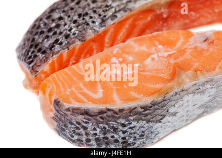 Due pali da materie salmoni Pesci isolati su sfondo bianco Foto Stock