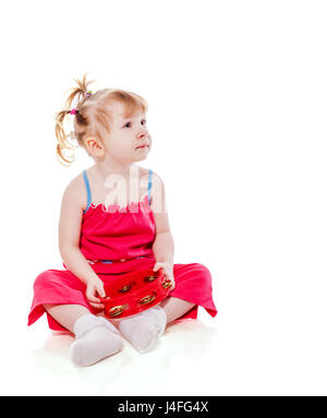 Bambina giocando con il tamburello è isolato su bianco Foto Stock