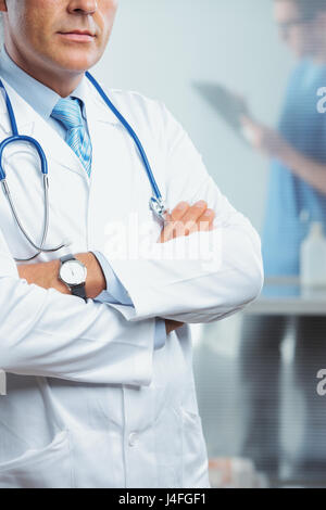 Immagine ravvicinata di un maschio di medico, infermiere sullo sfondo Foto Stock