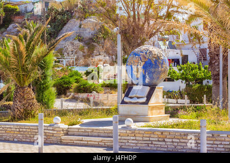 Rethymno, Grecia - 3 Maggio 2016: monumento con il Globe, il libro e la stretta di mano nel Memorial Park lungo la promenade Emmanouil Kefalogianni. Park a piedi di fortr Foto Stock