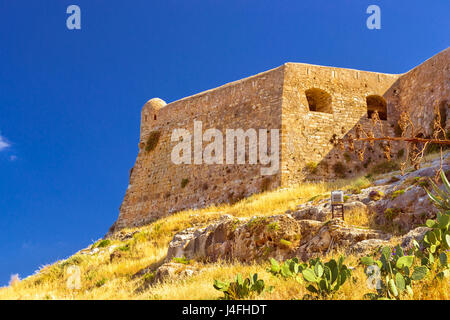 Castello Fortezza - la fortezza veneziana sulla collina Paleokastro nel resort Rethymno. Architettura greca sulla costa di Kolpos Almirou. Leof. Emmanouil Kefalogiann Foto Stock