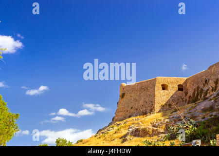 Castello Fortezza - la fortezza veneziana sulla collina Paleokastro nel resort Rethymno. Architettura greca sulla costa di Kolpos Almirou. Leof. Emmanouil Kefalogiann Foto Stock