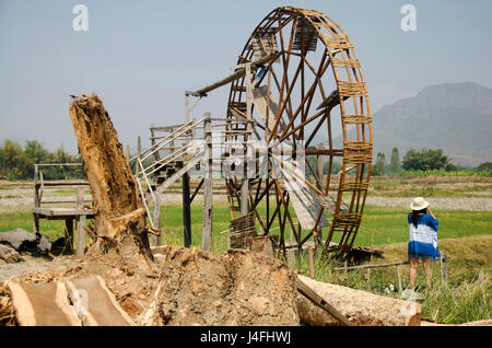 Tailandese donne persone viaggi e posa con grande turbina in legno imballatrice ruota di acqua di legno o di acqua della noria con paesaggio campo di riso montagna alla diga di Thai Cultu Foto Stock