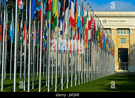 Corte delle bandiere presso l Ufficio delle Nazioni Unite a Ginevra, ONU, Palais des Nations, Ginevra, Svizzera Foto Stock