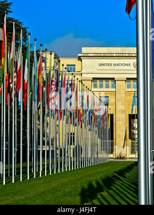 Corte delle bandiere presso l Ufficio delle Nazioni Unite a Ginevra, ONU, Palais des Nations, Ginevra, Svizzera Foto Stock
