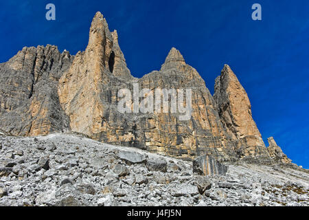 Massi e ghiaioni sotto il fronte sud delle Tre Cime montagne, le Tre Cime di Lavaredo, Drei Zinnen, Dolomiti di Sesto, Alto Adige, Trentino Foto Stock