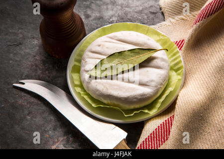 Delizioso formaggio italiano tomino con pancetta grigliate di primo piano Foto Stock
