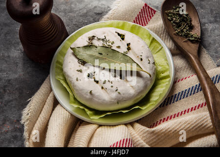 Delizioso formaggio italiano tomino con pancetta grigliate di primo piano Foto Stock