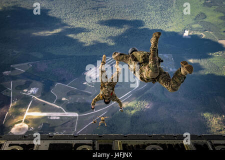 Airmen, Pararesaemen che sono esperti qualificati in operazioni di caduta libera in volo e militare durante l'addestramento del paracadute Foto Stock