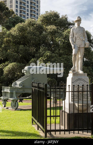 Auckland, Nuova Zelanda - 5 Marzo 2017: South African War Memorial di artiglieria in Albert Park con il cannone. Pietra Bianca sul piedistallo, recinzione e alberi verdi Foto Stock