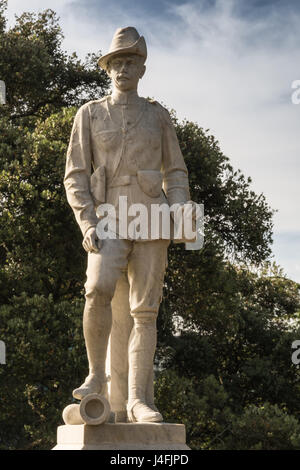 Auckland, Nuova Zelanda - 5 Marzo 2017: primo piano del soldato a South African War Memorial di artiglieria in Albert Park. Pietra Bianca sul piedistallo. Alberi verdi Foto Stock