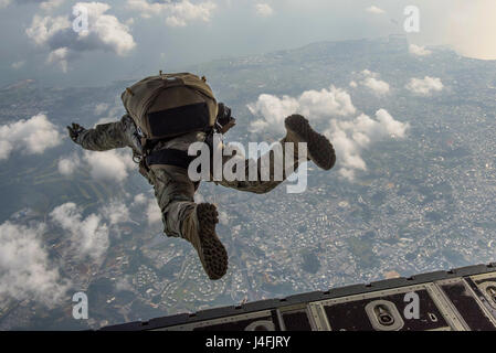 I membri USAF, USA mantengono la competenza di salto. Gli aeristi conducono un salto ad alta quota e bassa apertura (ALONE) Foto Stock