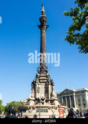 Una statua di Cristoforo Colombo sulla parte superiore di una colonna alla fine della Rambla, Barcelona, Spagna. Foto Stock
