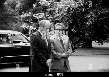 Ford e Kissinger conversando, sui motivi della Casa Bianca, 1974 Foto Stock